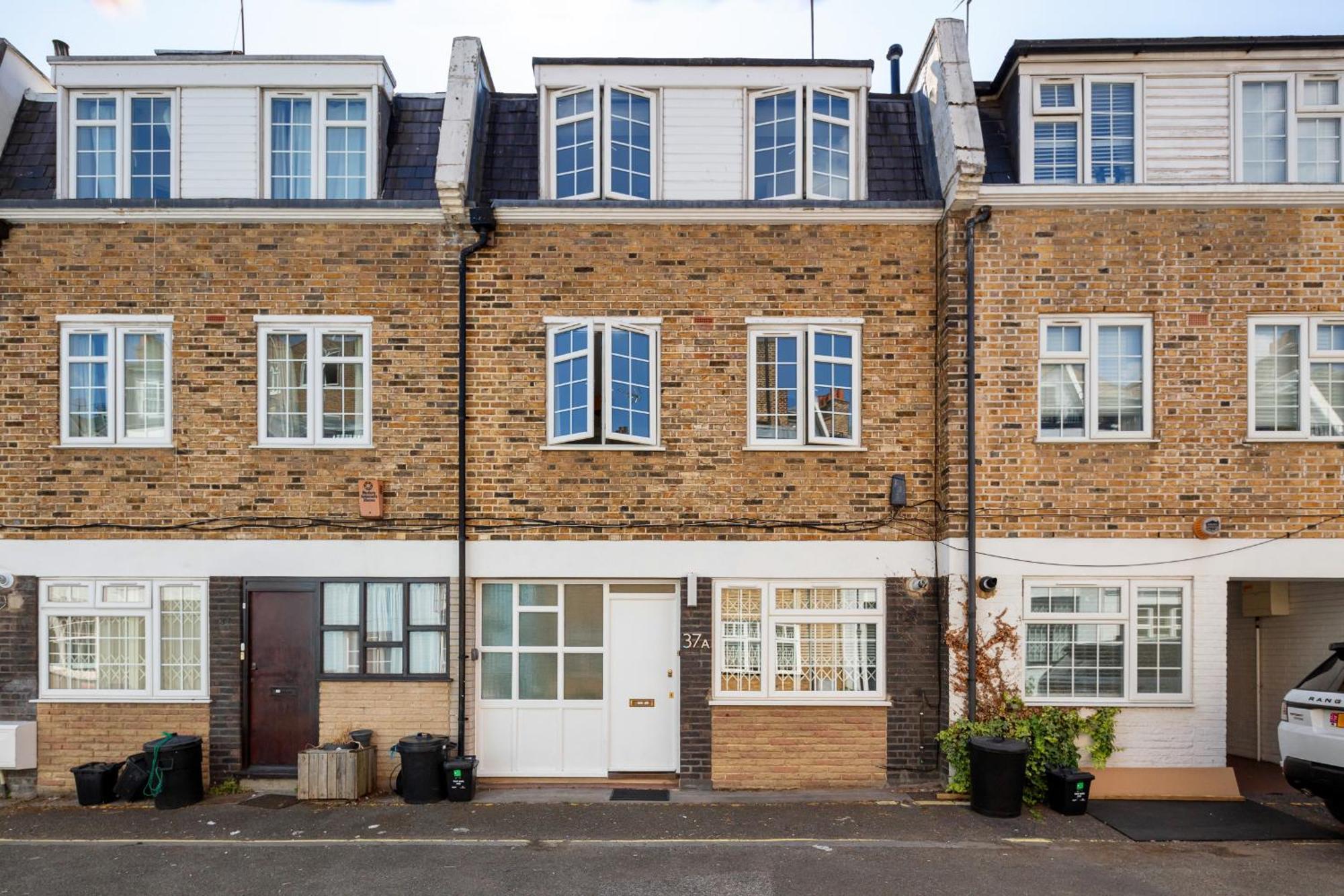 Ferienhaus - Cozy 3 Bed House On A Quiet Mews -